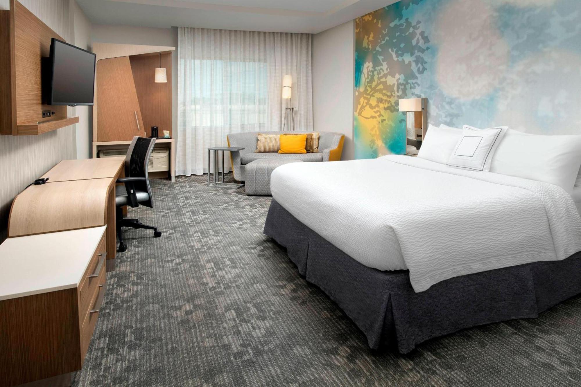 Courtyard Nw/290 Corridor Hotel