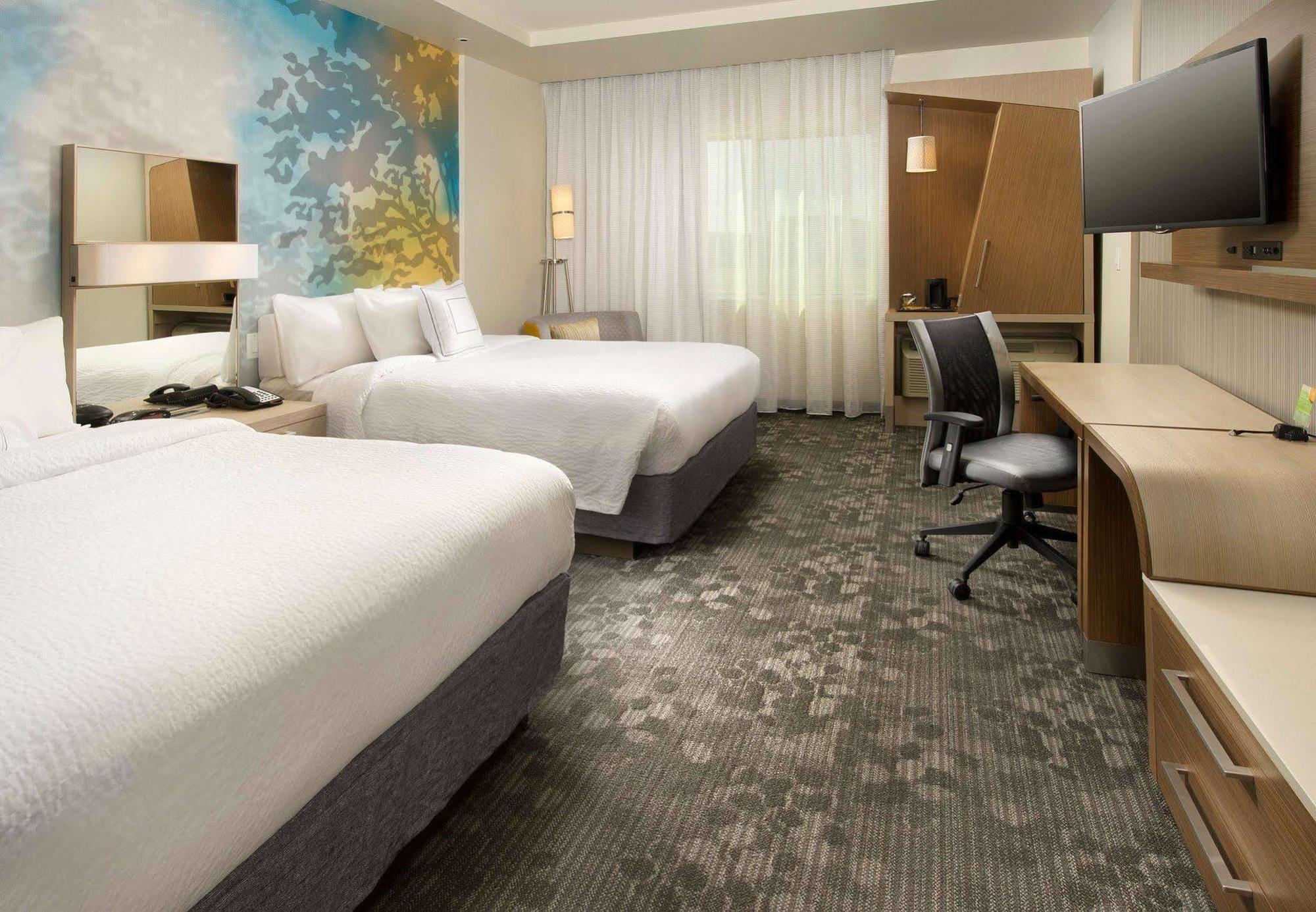 Courtyard Nw/290 Corridor Hotel