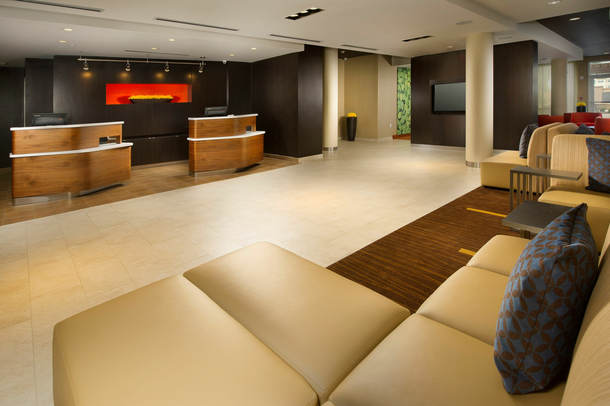 Courtyard Nw/290 Corridor Hotel